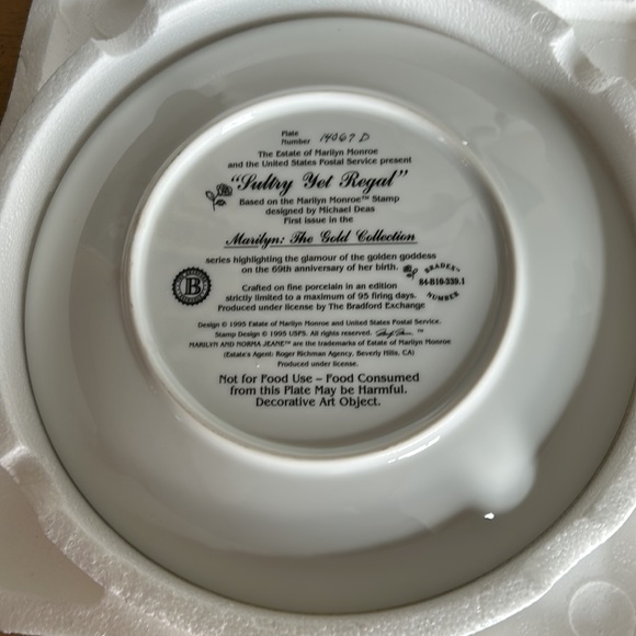 Marilyn Monroe collector plate - Picture 4 of 9